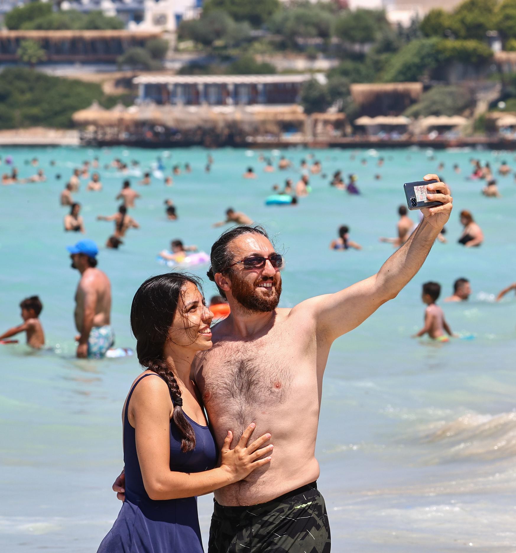 Son dakika: Antalyaya yabancı turistler akın etti Çeşme tıklım tıklım doldu