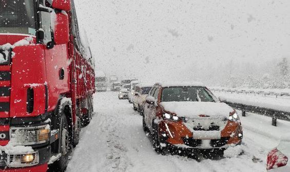 Yoğun kar nedeniyle Anadolu Otoyolunda kilometrelerce kuyruk oluştu