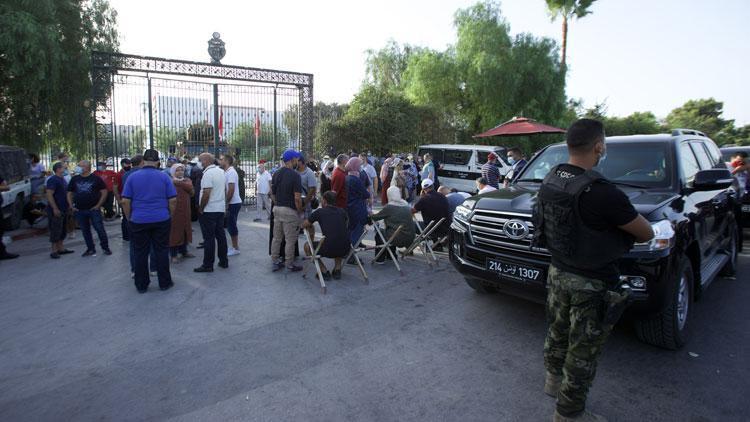 Tunus’ta gece yarısı darbe Askerler meclisi kapattı…