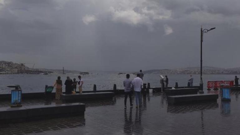 İstanbulda sağanak yağış nedeniyle Topkapıda alt geçidi su bastı