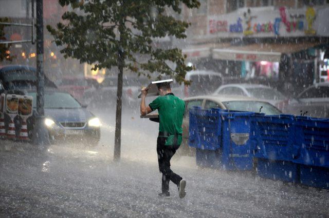 İstanbulda sağanak yağış nedeniyle Topkapıda alt geçidi su bastı