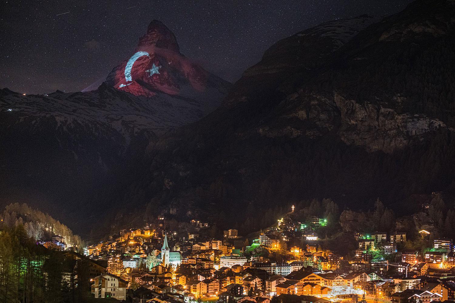 Matterhorn Dağı Türk bayrağı silüeti ile aydınlatıldı