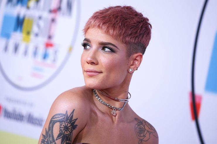 Halsey, Alev Aydının annesinin mezarı başında poz verdi