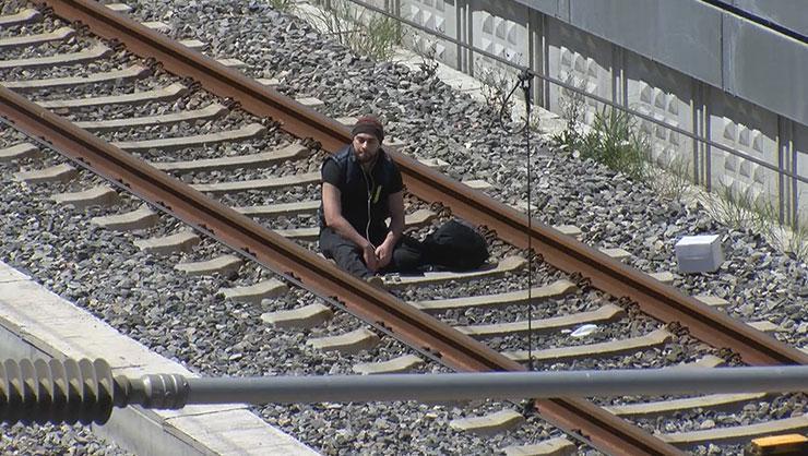 ‘Çantamda bomba var’ diyerek tren raylarına oturan şahısla ilgili yeni bilgiler ortaya çıktı