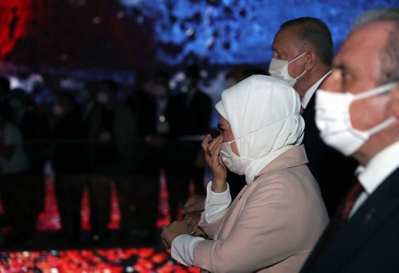 Emine Erdoğan, 15 Temmuz Demokrasi Müzesinde duygu dolu anlar yaşadı
