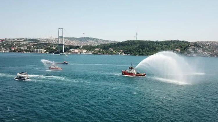 Son dakika: İstanbul Boğazında nefes kesen anlar: Saygı seyri yapıldı