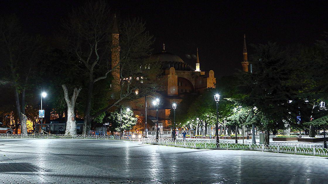 İstanbulda iftarda dolup taşan meydanlar boş kaldı