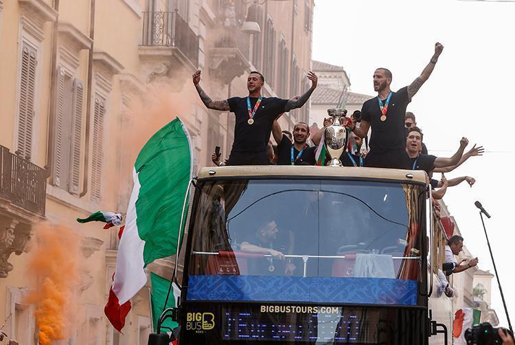 Avrupa şampiyonu İtalya Milli Takımı Romada şampiyonluk turu attı