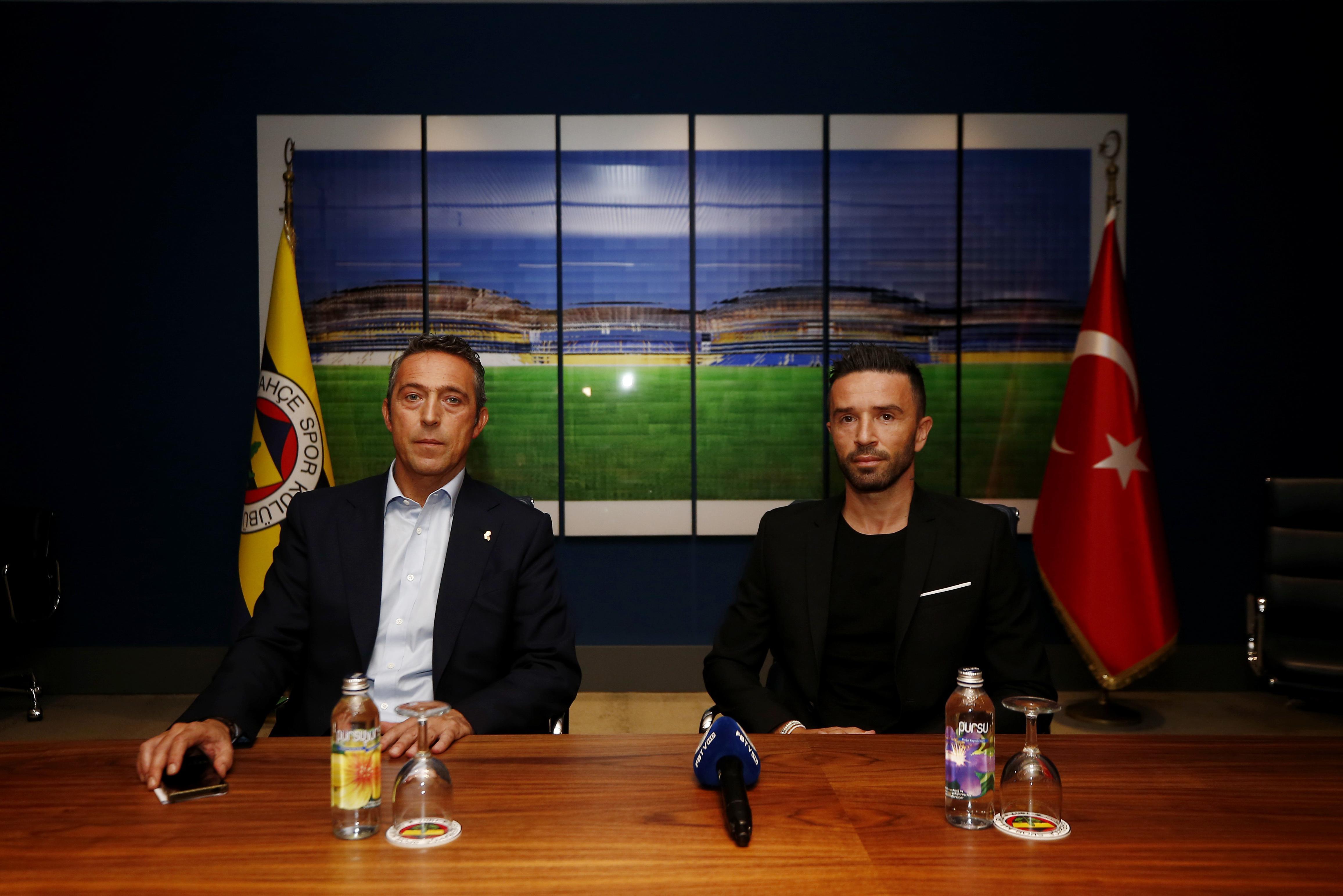 Fenerbahçe Gökhan Gönül ile yollarını ayırdığını açıkladı