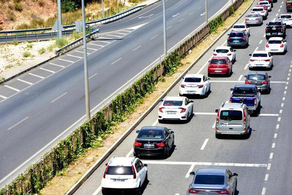 Akın akın gidiyorlar 8 kilometrelik araç kuyruğu oluştu