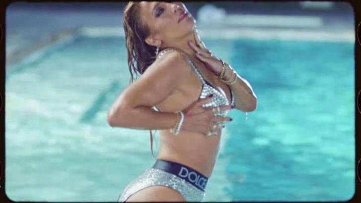 Jennifer Lopez yeni klibinde twerk yaptı, kumlarda yuvarlandı