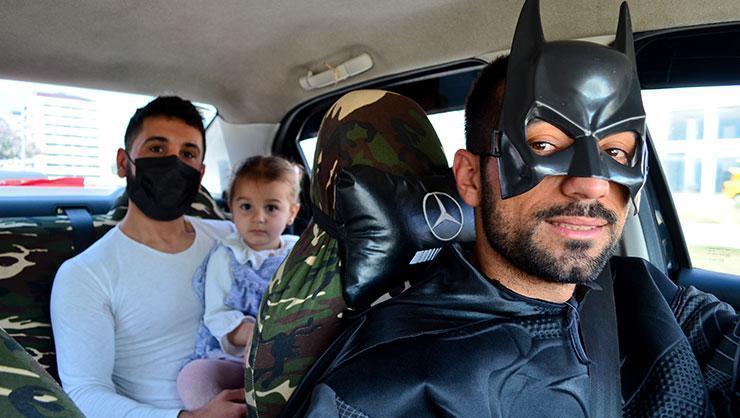 Mersinli taksici, Batman kostümüyle hizmet veriyor