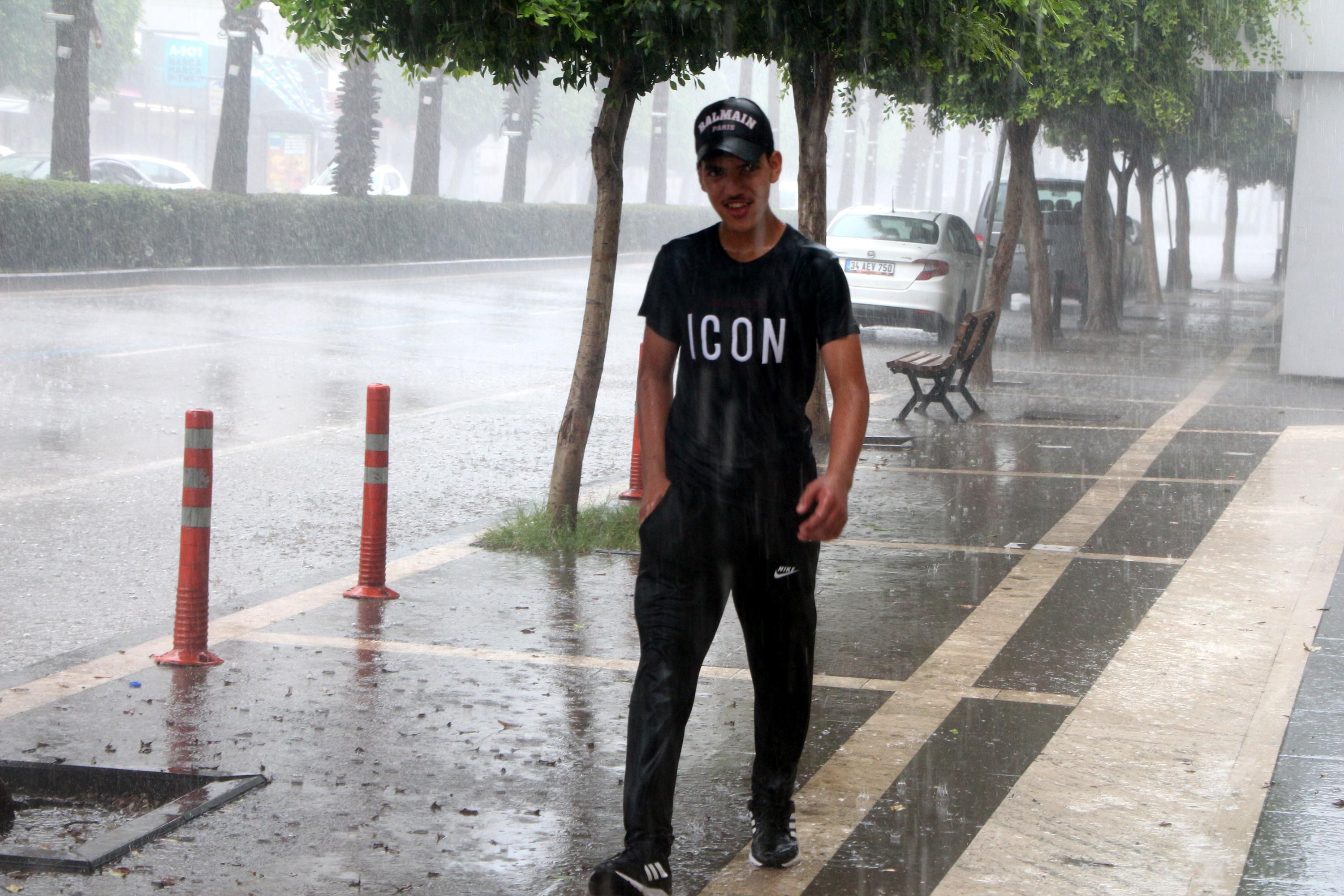 Adanada bir kişi sağanak yağışta oluşan su birikintisine atladı