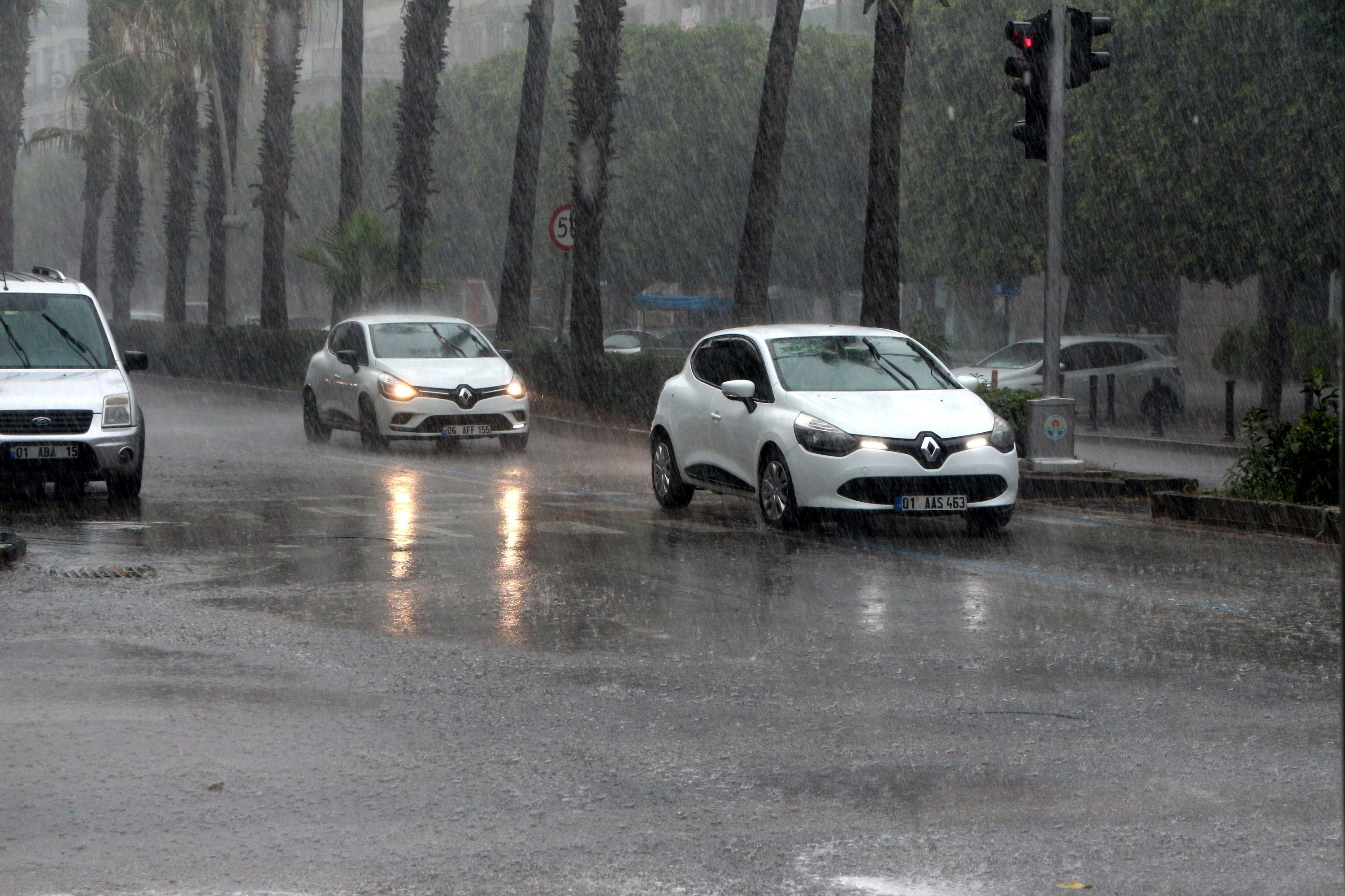 Adanada bir kişi sağanak yağışta oluşan su birikintisine atladı