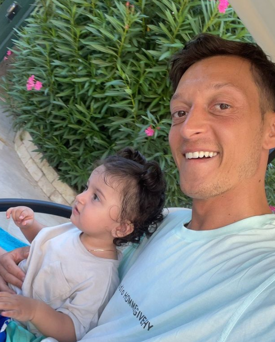 Mesut Özil ile Amine Gülşe’nin kızları Eda ilgi odağı oldu