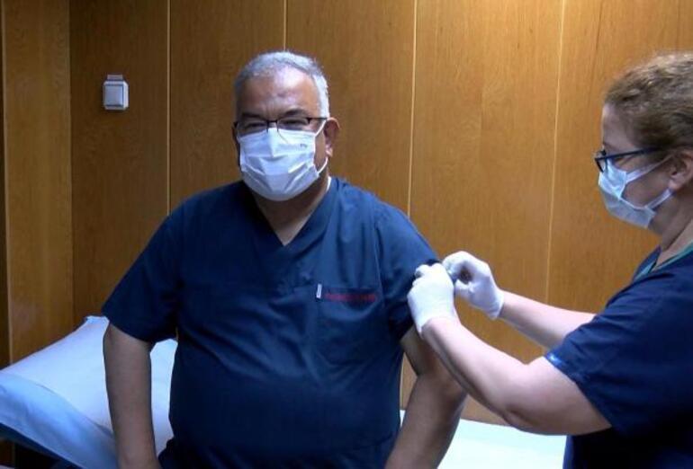 Sinovac gönüllüsü profesör 3üncü doz aşıda Biontech oldu