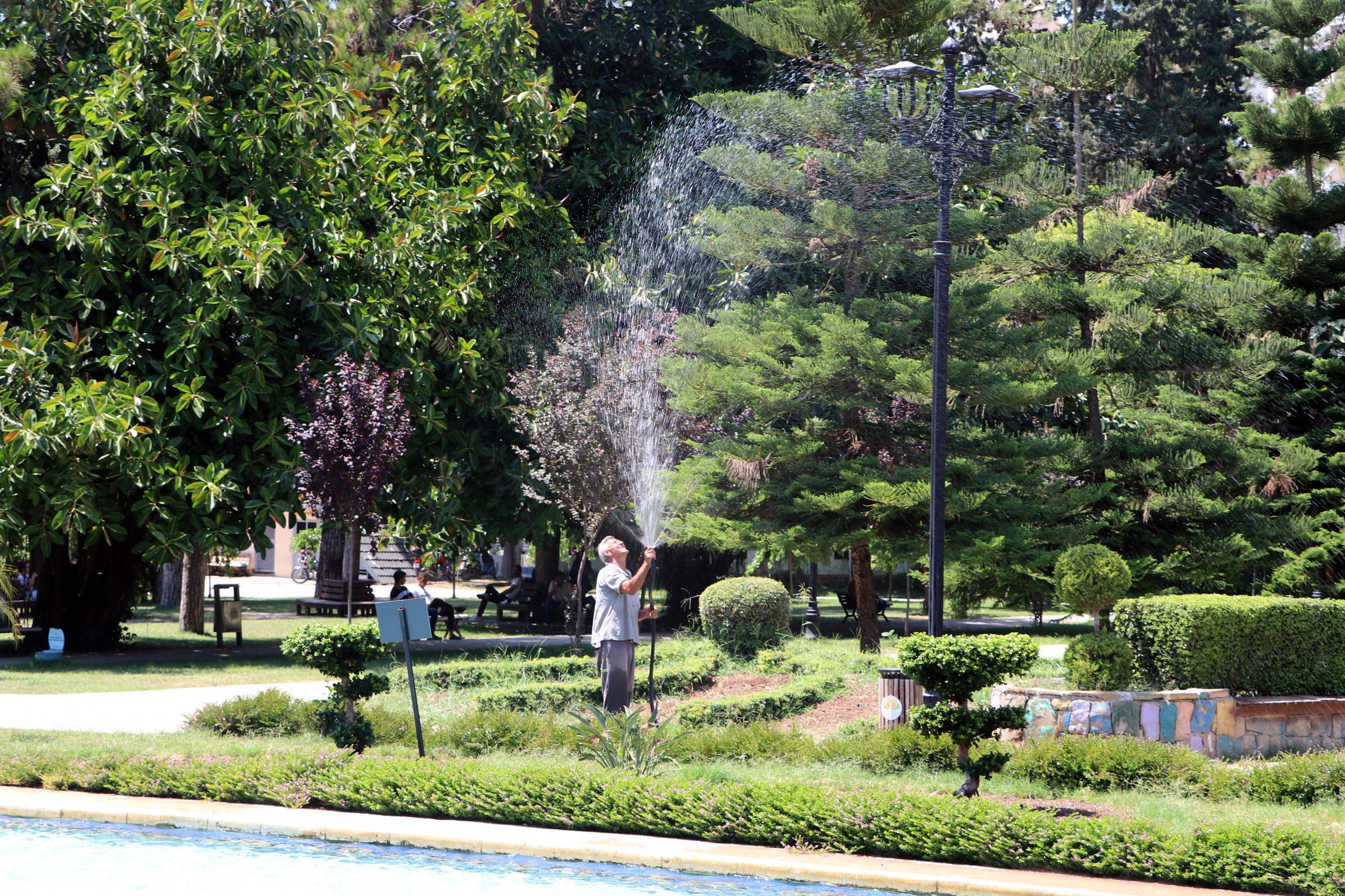 Termometreler 41 dereceyi gösterdi Parklar doldu