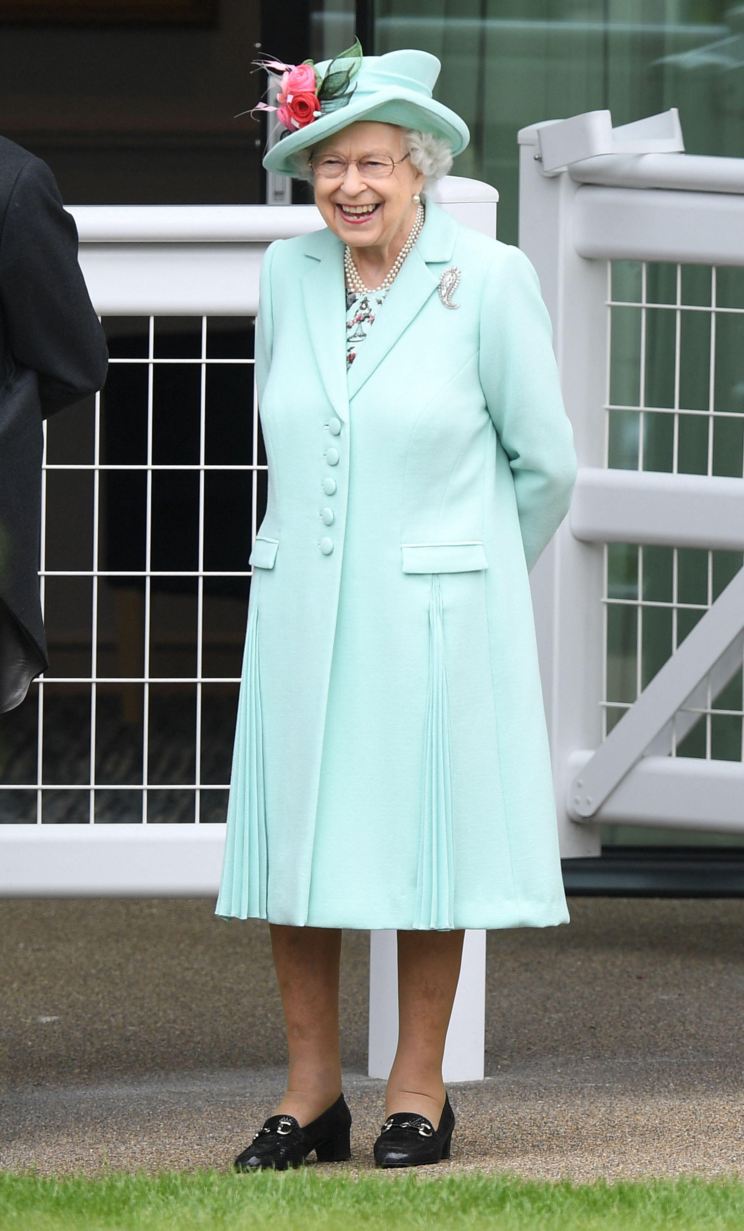 Kraliçe Elizabeth mint rengi kabanıyla Royal Ascot 2021e katıldı