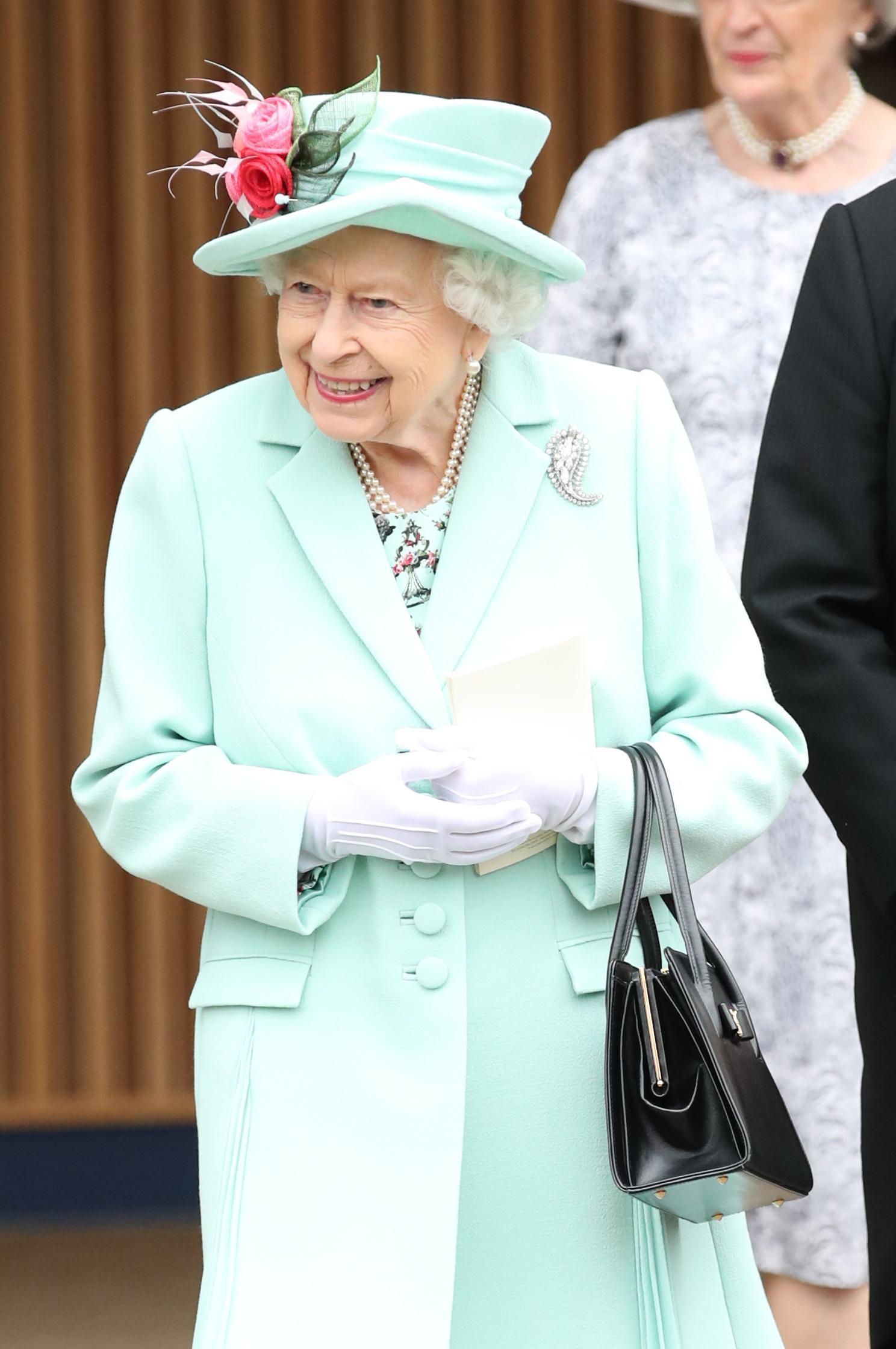 Kraliçe Elizabeth mint rengi kabanıyla Royal Ascot 2021e katıldı
