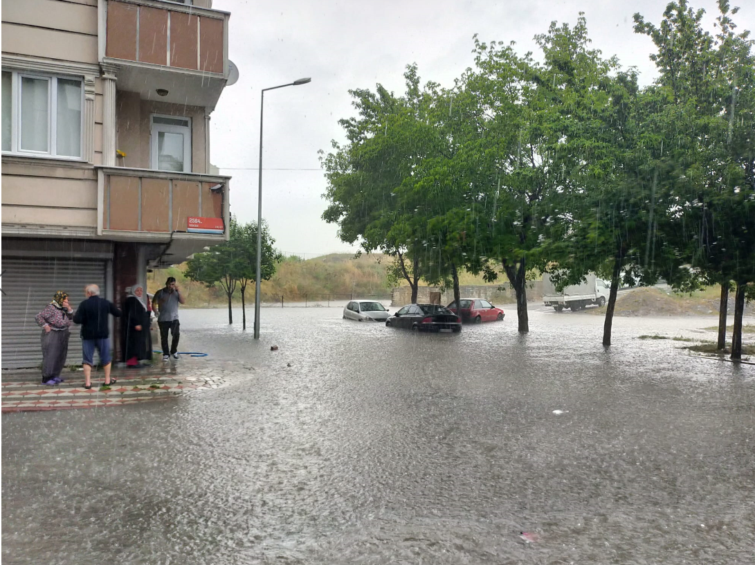 İstanbul yağmura teslim oldu Tam 17 noktada su baskını yaşandı