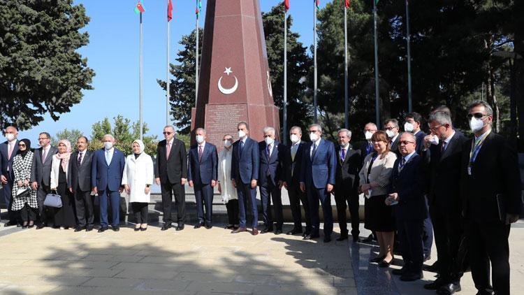 Cumhurbaşkanı Erdoğan, Bakü’de Türk Şehitliği’ni ziyaret etti