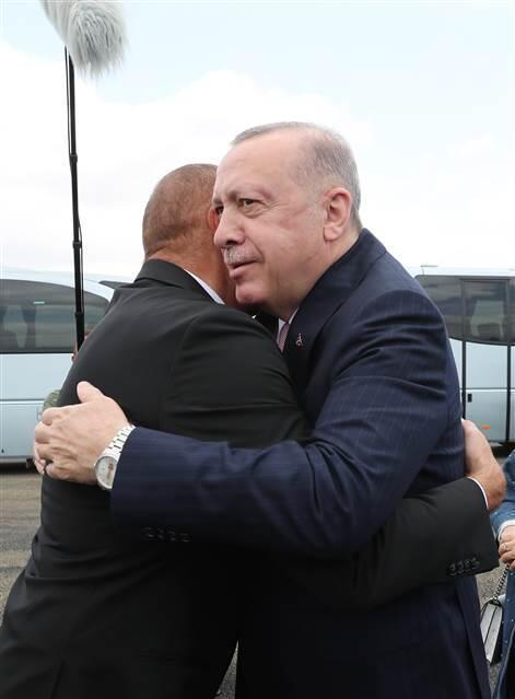 Son dakika: Cumhurbaşkanı Erdoğandan Azerbaycana ziyaret Bir ilki gerçekleştirdi Böyle kucaklaştılar...
