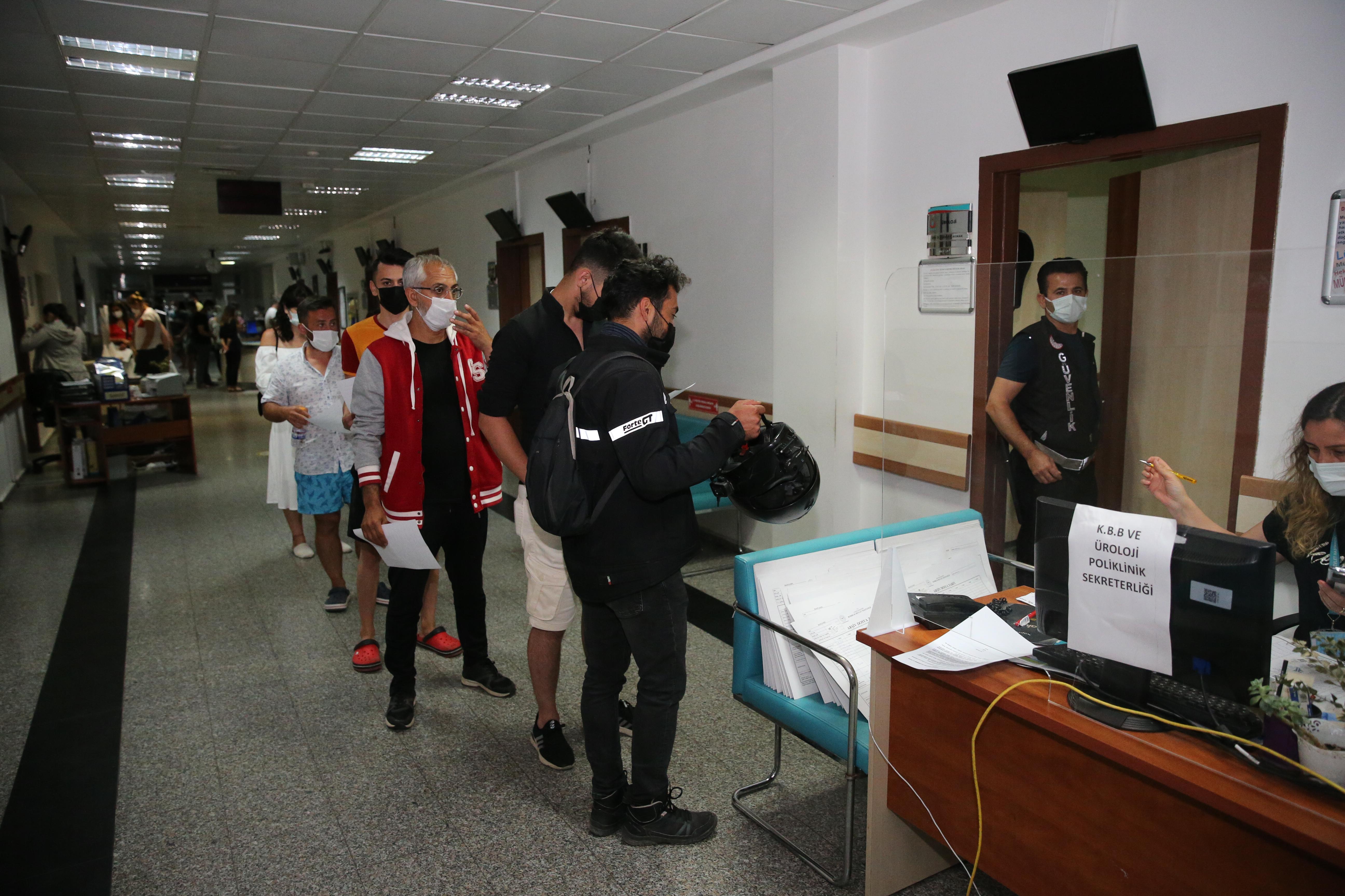 Aşı kuyruğunun sonu görünmedi Bodrum Devlet Hastanesinde aşı yoğunluğu