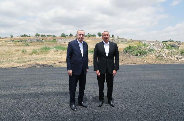 Son dakika: Cumhurbaşkanı Erdoğandan Azerbaycana ziyaret Bir ilki gerçekleştirdi Böyle kucaklaştılar...