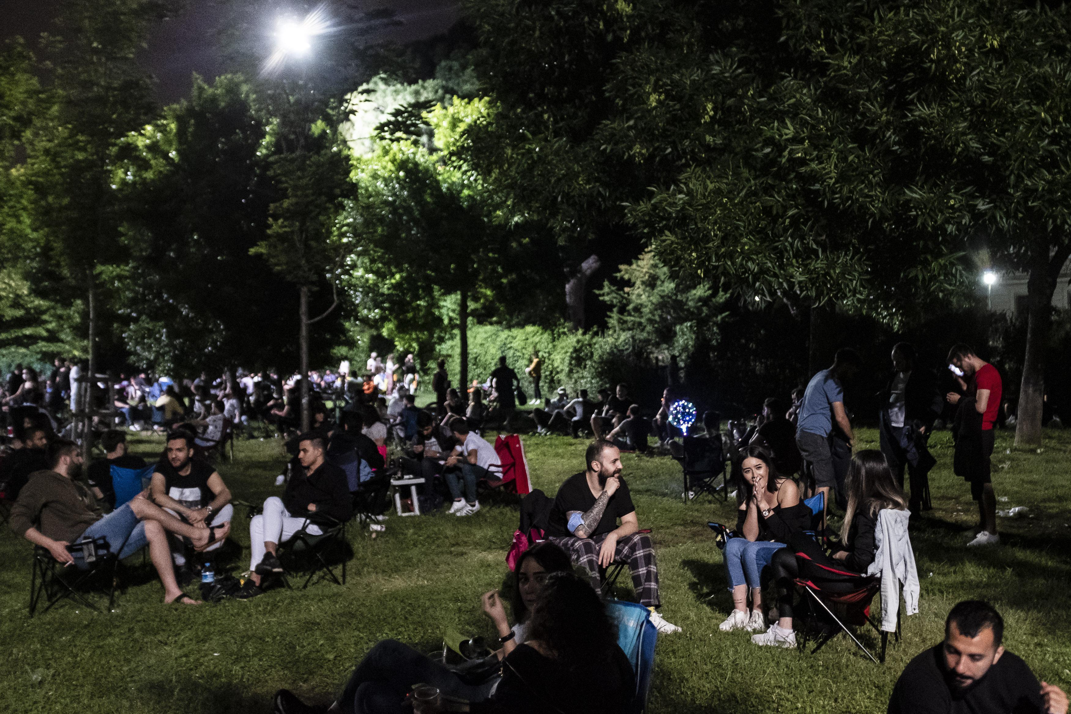 Parklarda sosyal mesafeye uyulmayan görüntüler Erdoğanı kızdırdı