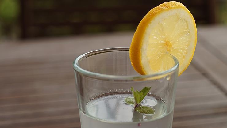 Limonlu su zayıflatır mı Limonlu suyun faydaları neler Limonlu su soğuk mu içilir sıcak mı