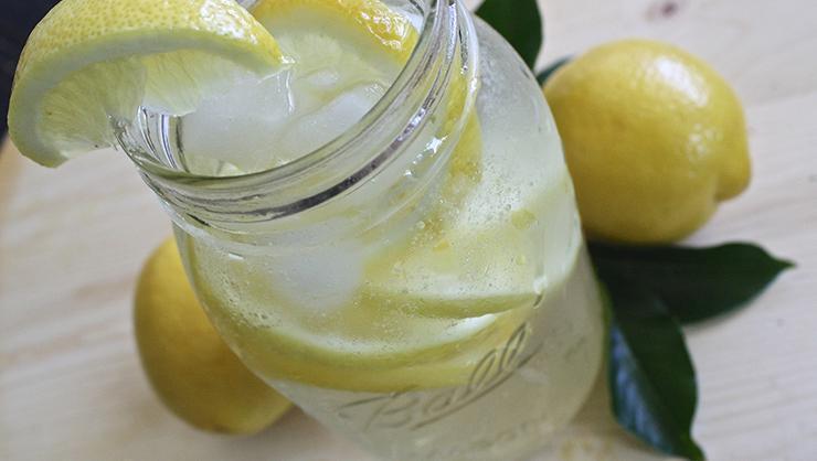Limonlu su zayıflatır mı Limonlu suyun faydaları neler Limonlu su soğuk mu içilir sıcak mı