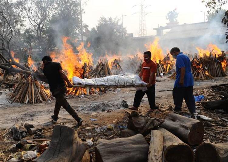 Hindistan’da korona felaketi Cesetler sokakta yakılıyor…