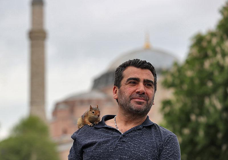 Omzundaki sincapla İstanbulu geziyor