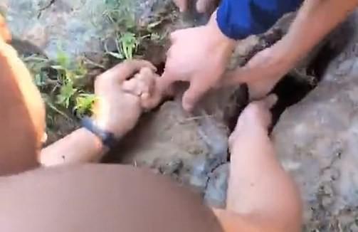 Yeraltı mağarasında mahsur kalan çocuğu minik delik kurtardı