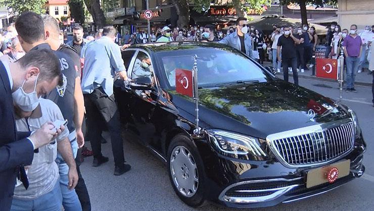 Cumhurbaşkanı Erdoğan aracını yol boyunca birkaç kez durdurdu