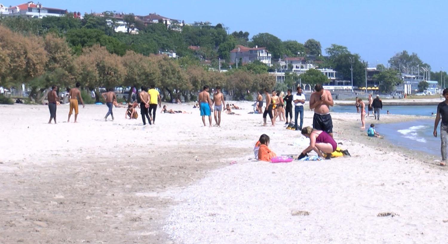 Menekşe Plajına akın ettiler: Sosyal mesafe kuralı hiçe sayıldı