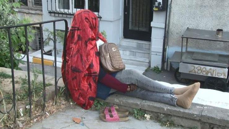 İstanbulda yüzü örtülü gizemli kadın 5 gündür oturduğu yerden kalkmadı
