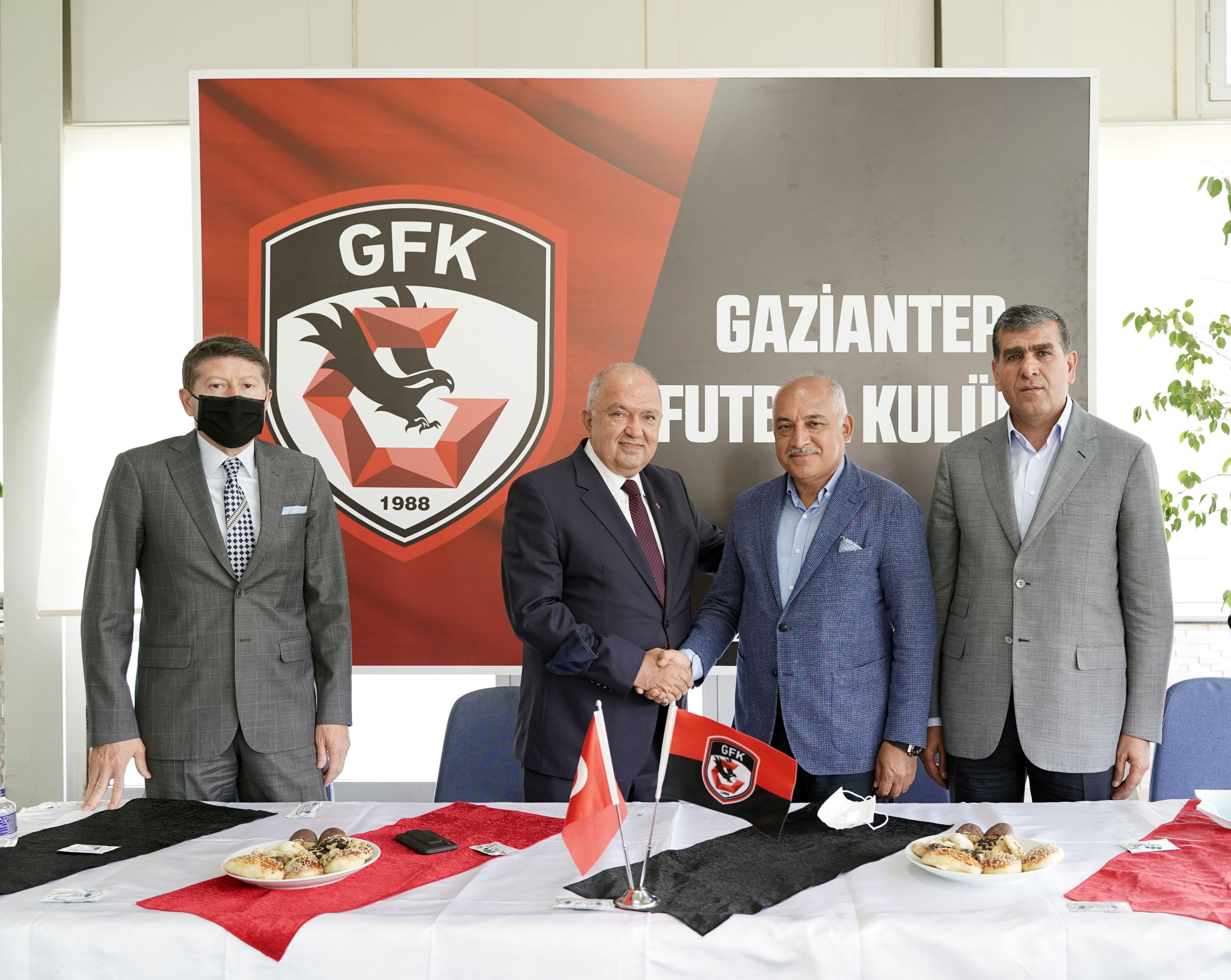 Gaziantep FKda Mehmet Büyükekşi, görevi Cevdet Akınala devretti