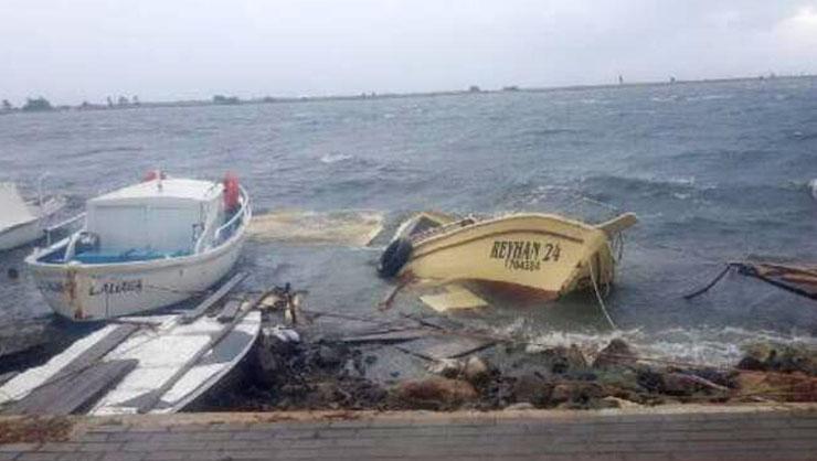 Son dakika: Yağış ve fırtına nedeniyle Egede dehşet Balıkesir Ayvalıkta tekneler battı