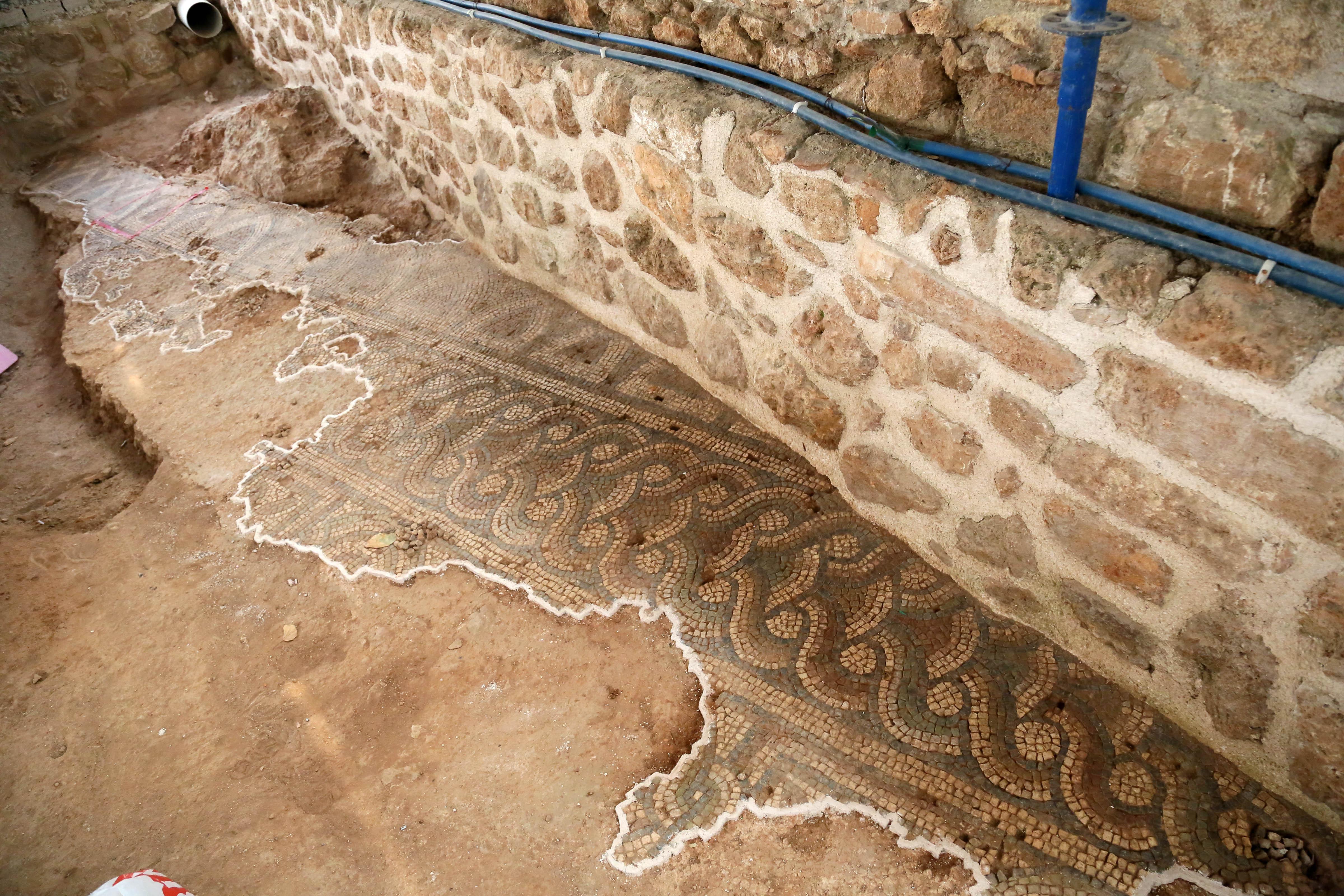 Antalyada cami avlusunda Roma dönemine ait mozaik bulundu