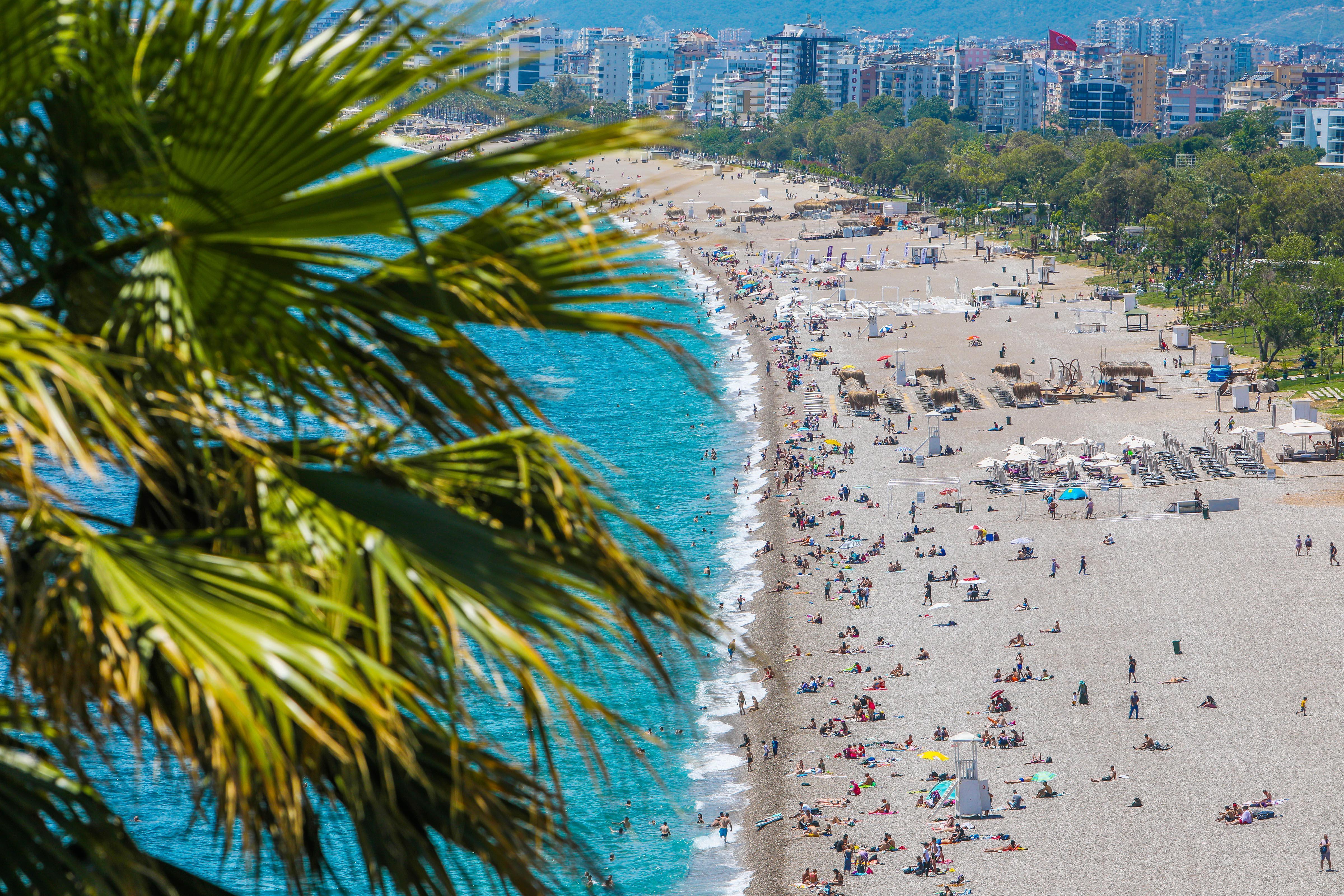 Antalyada vaka sayıları düştü, sahiller doldu