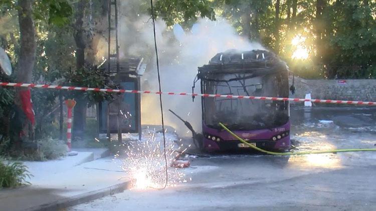 Sarıyerde halk otobüsü alev alev yandı