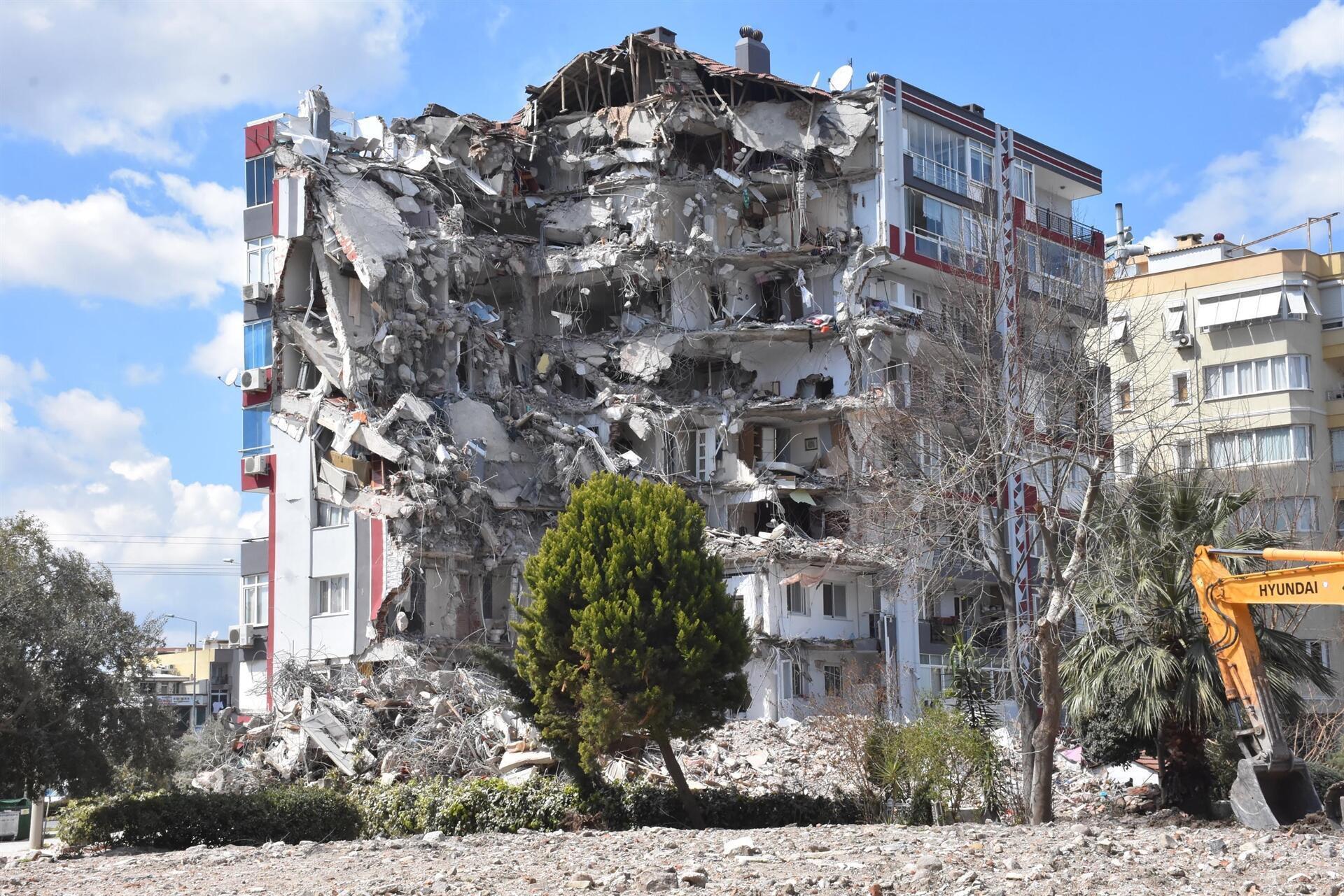İzmir depreminde vatandaşların giremediği hasarlı evlere hırsızlar dadandı