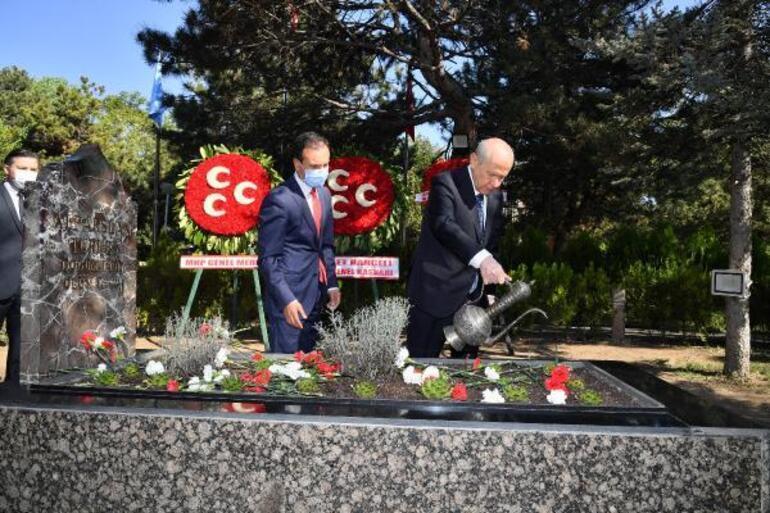 MHP Genel Başkanı Bahçeli, Türkeşin mezarını ziyaret etti