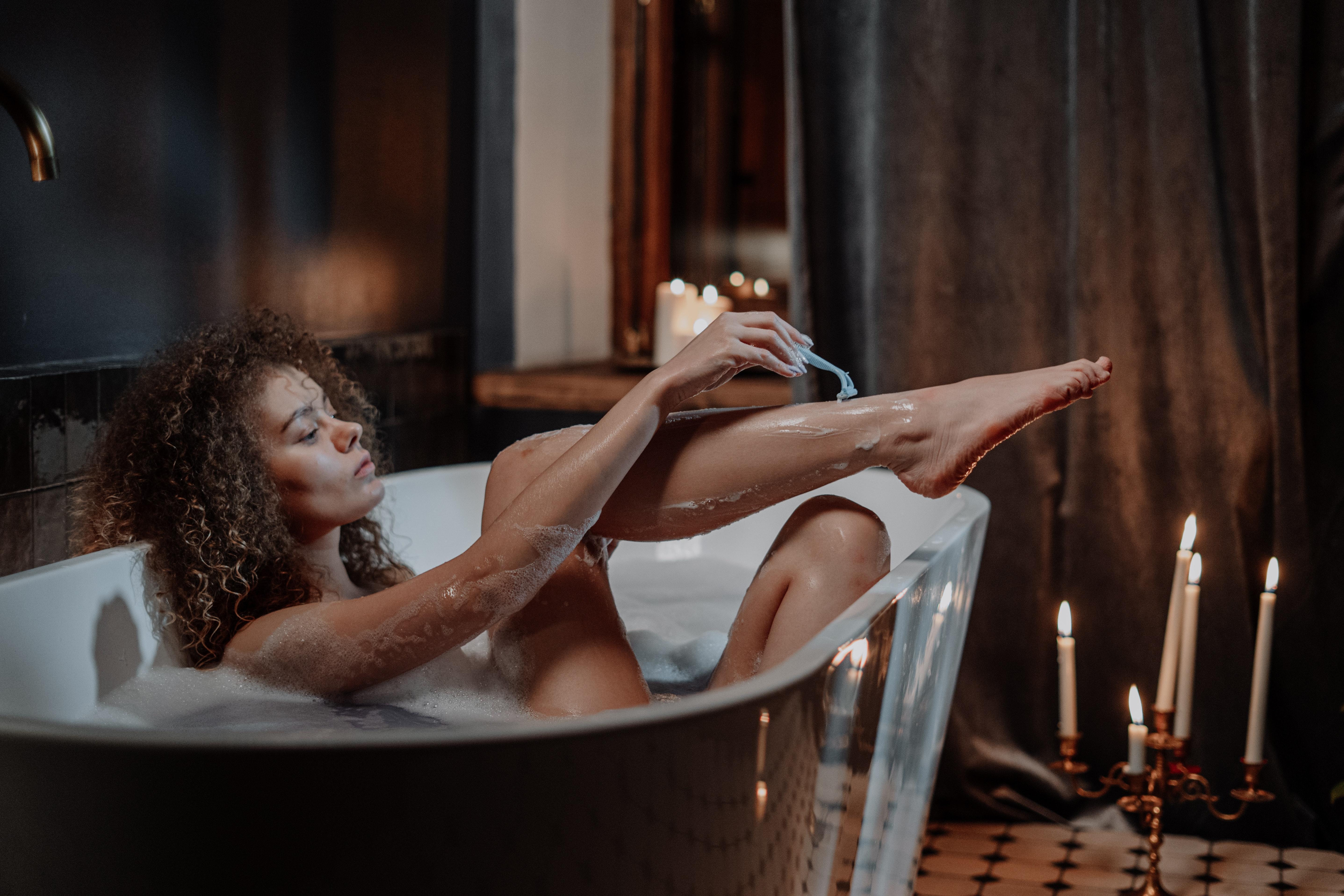 Shaving woman. Женщина в ванной. Женские ноги в ванной. Фотосессия в ванной со свечами. Красивая женщина в ванной.