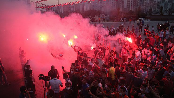 Medipol Başakşehir şampiyonluğunu kutluyor