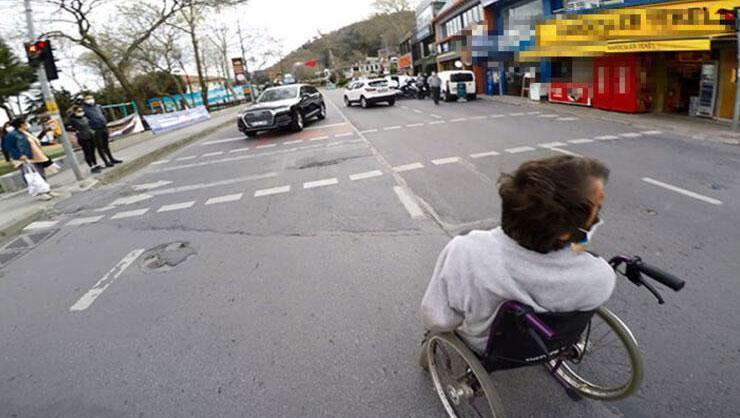 Yolun ortasında tekerlekli sandalyesinden düşen engelliye kimse yardım etmedi