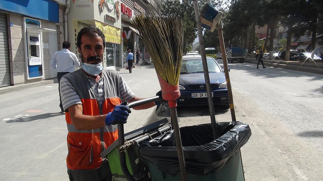 Çöp arabasını temizleyen temizlik işçisi sosyal medyada gündem oldu