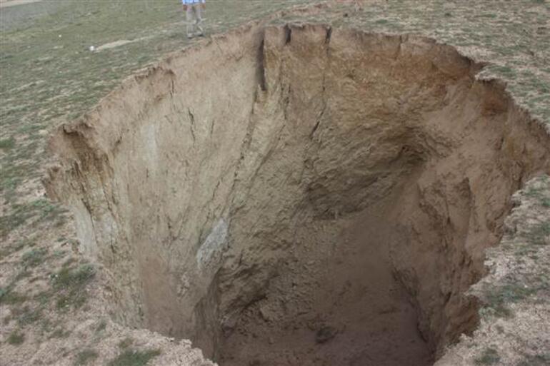 Konya Karapınarda 35 metre çapında 15 metre derinliğinde yeni obruk