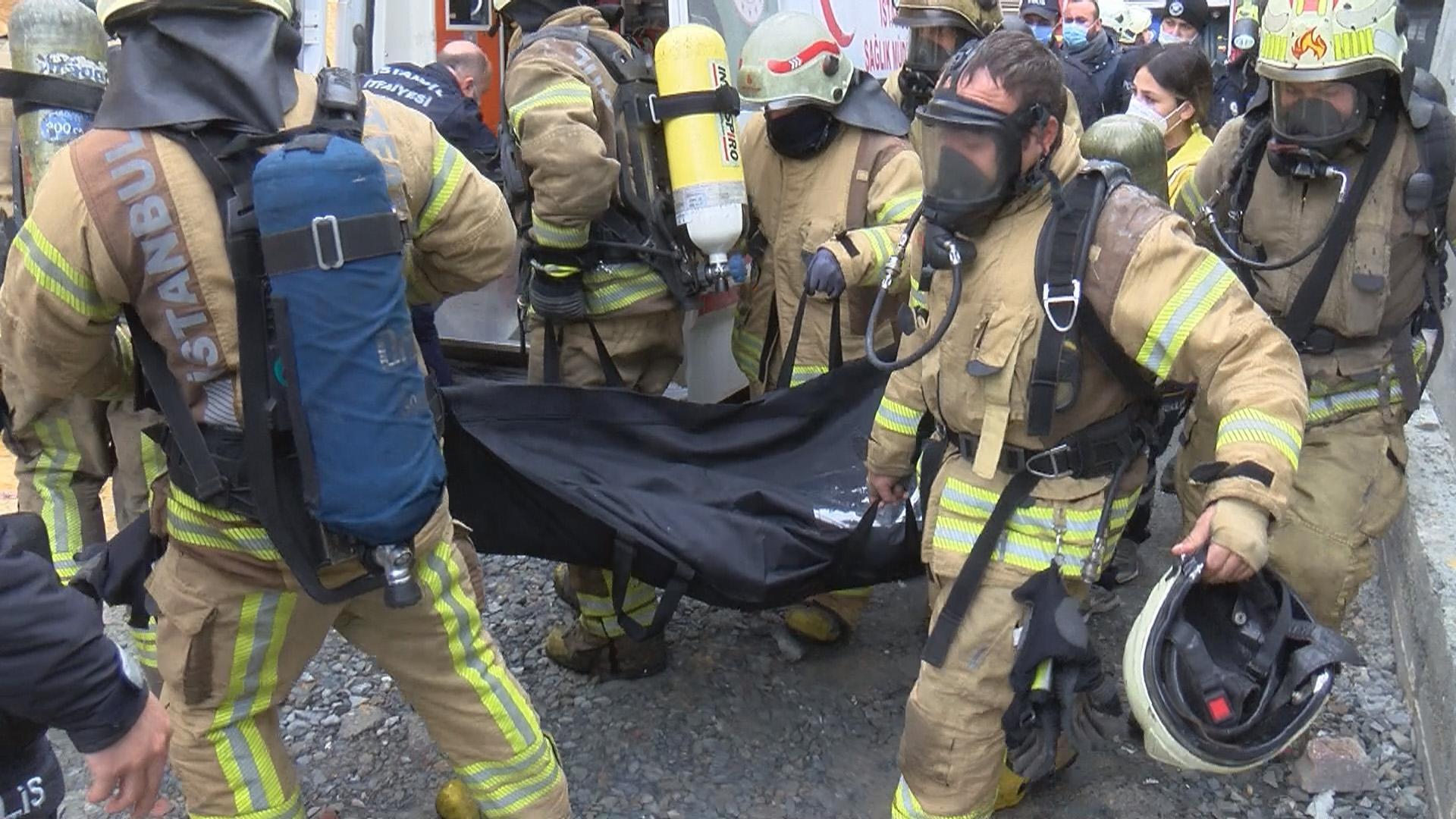 Son dakika: Arnavutköyde hırdavat deposunda yangın 4 cansız bedene ulaşıldı